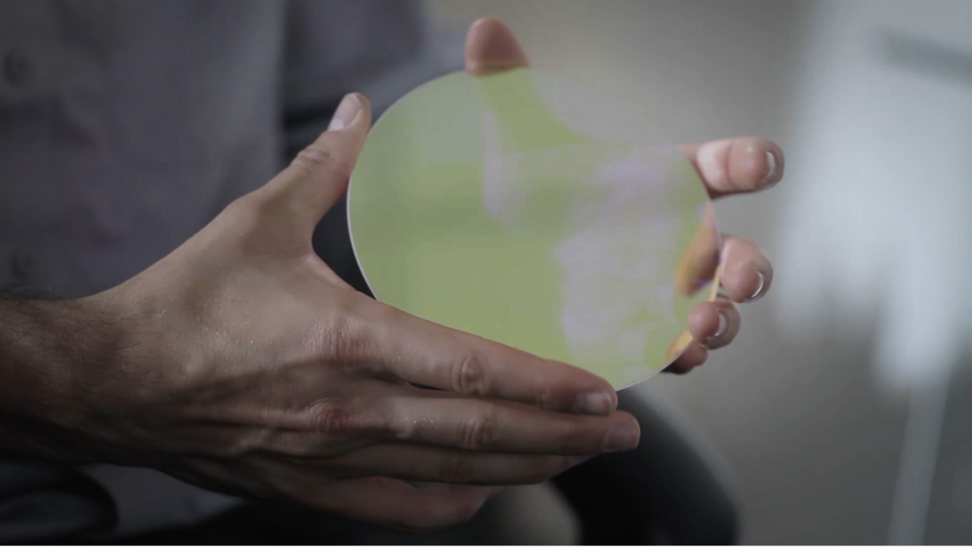 Paire de mains tenant un filtre optique circulaire